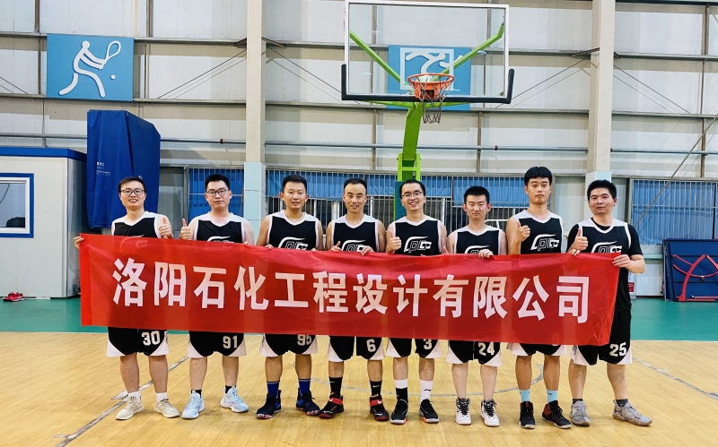 我公司籃球隊合影（左起：許躍、張晨曦、劉維斯、韓明剛、吳岳、魯明飛、程楊萬里、趙沖）